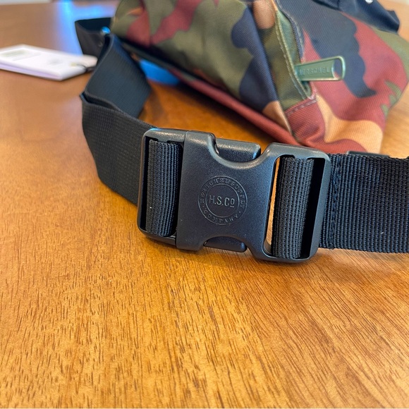 Herschel Seventeen Hip Pack - Camo - 3.5L - Picture 5 of 5
